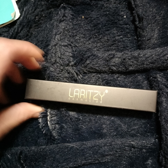 Laritzy Cosmetics Lip Gloss Curve - Picture 1 of 4